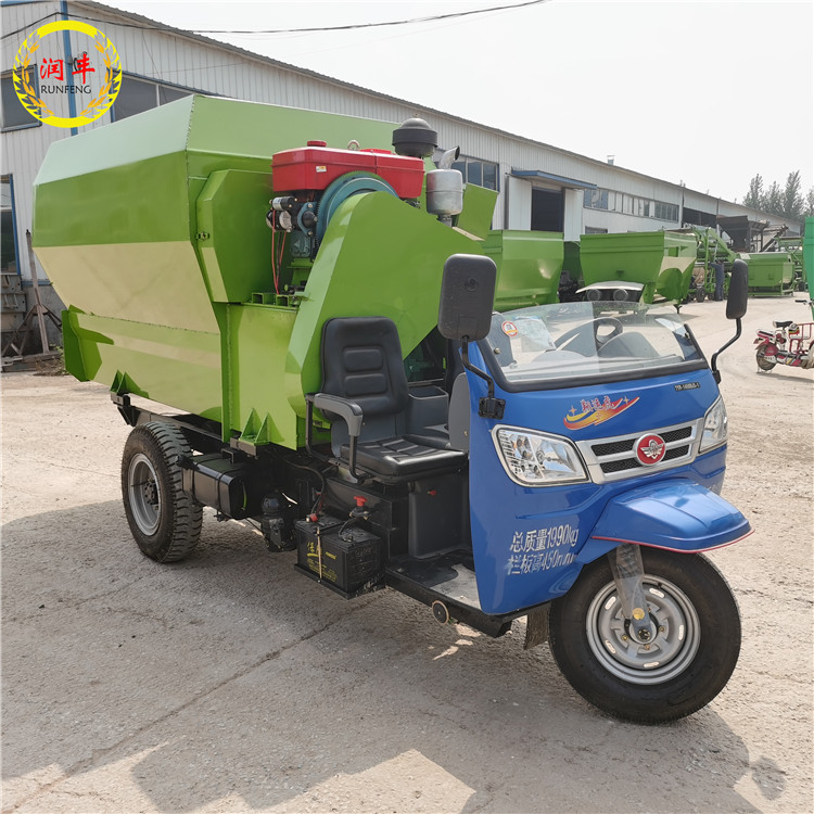 小型养殖场电动撒料车 牛场牧草饲料喂料机 黄牛饲喂撒草车